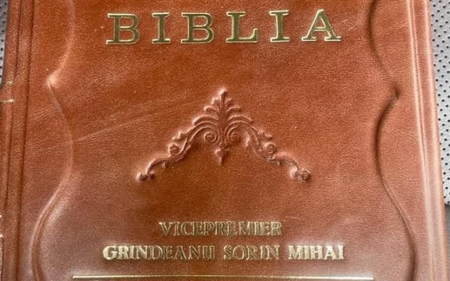  Ministrul Grindeanu a primit de la Mitropolitul Moldovei, via șeful PSD Iași, o biblie cu numele său inscripționat pe copertă