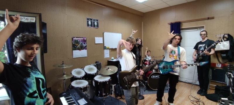  50 de toboșari vor cânta simultan șase piese rock renumite în Grădina Palas. Evenimentul live este unul unic în țară