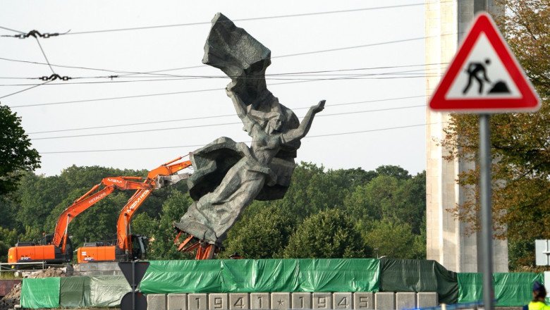  Letonia înlătură resturile sovietice din țară. Monument înalt de 79 de metri, pus la pământ
