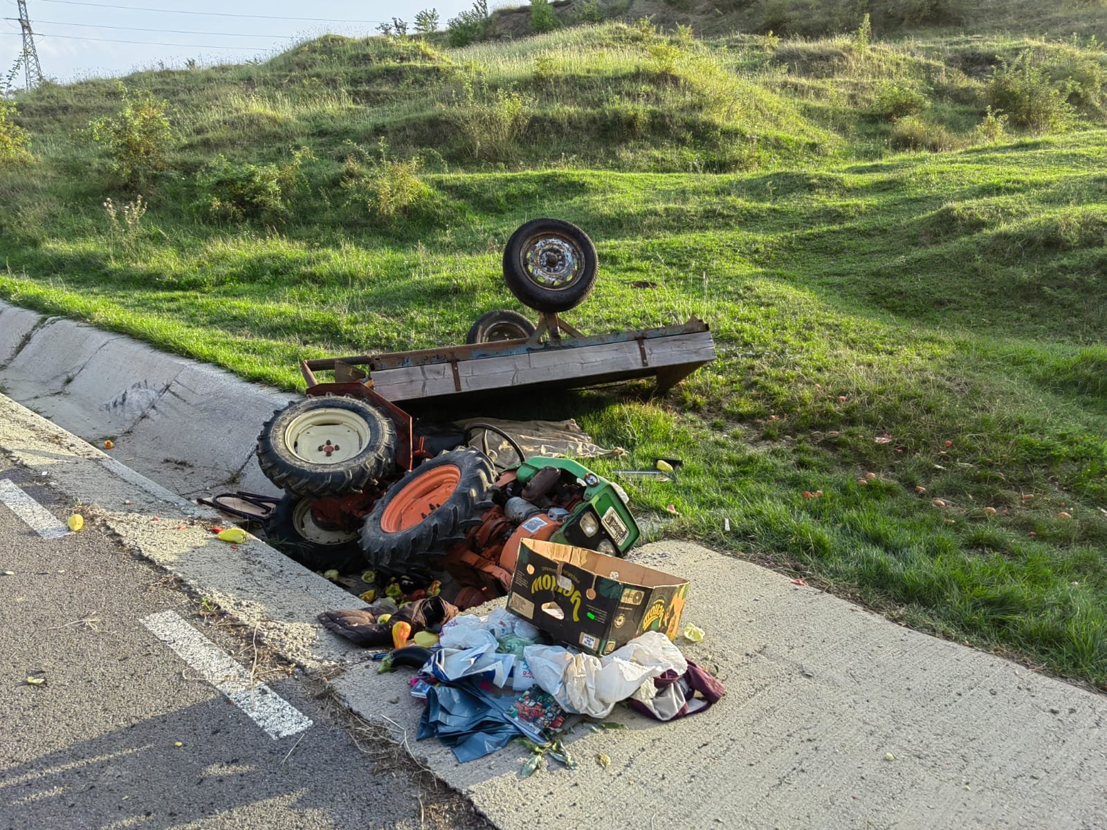  (FOTO) Accident mortal în Iaşi. Un tractor s-a răsturnat la marginea drumului