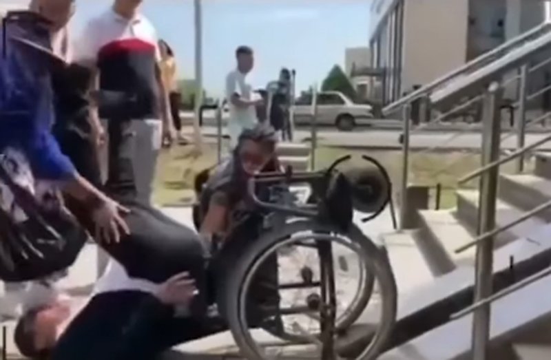  VIDEO Un primar a verificat personal rampele stradale pentru persoanele cu handicap. Ce a pățit :)