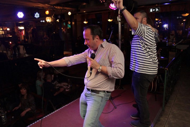  FOTOGALERIE Viața secretă a bugetarului Adrian Câciu: dezlănțuit în clubul de karaoke