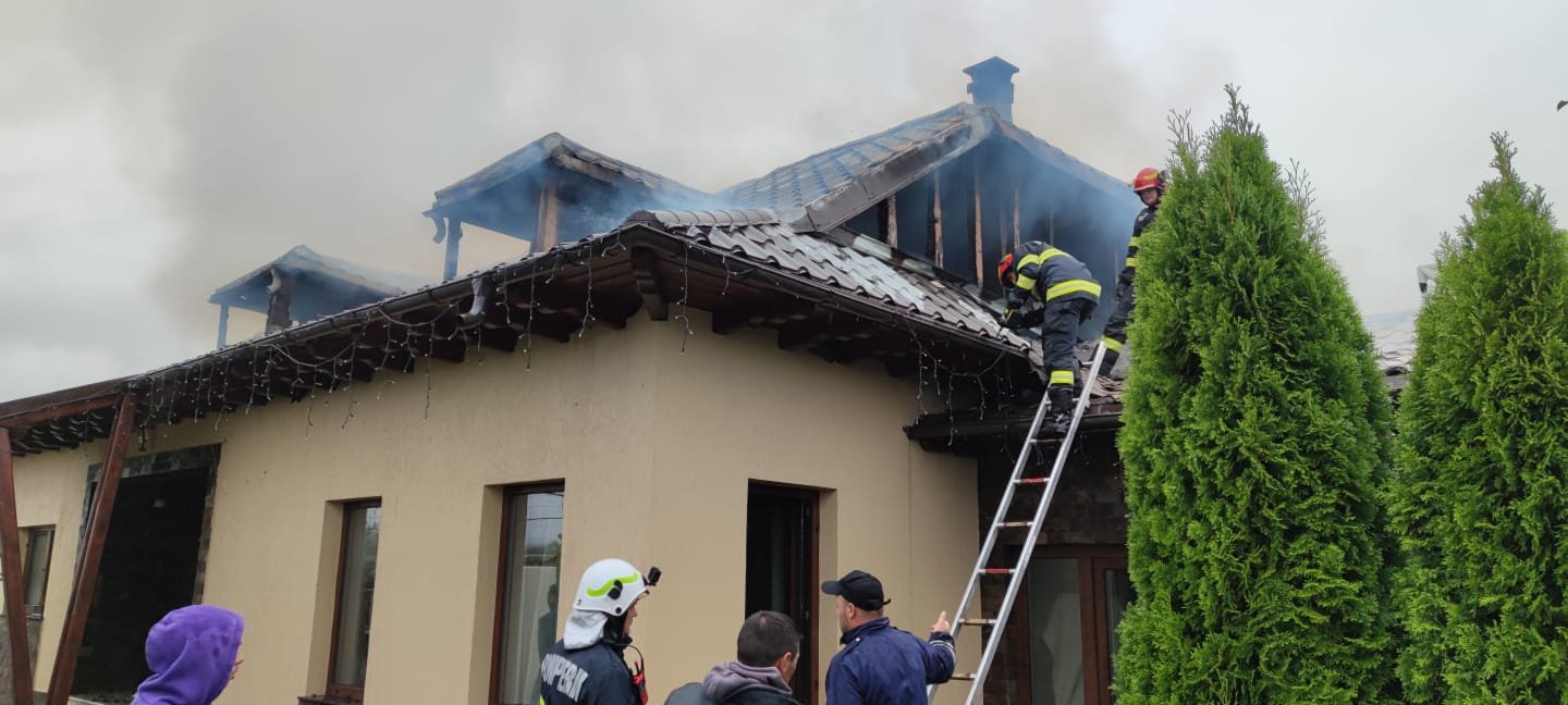  FOTO Incendiu produs în Valea Seacă