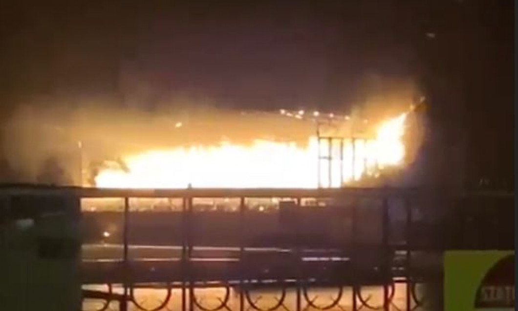  VIDEO Stadionul din Slobozia, ars de un fulger. Flăcări uriașe în miez de noapte
