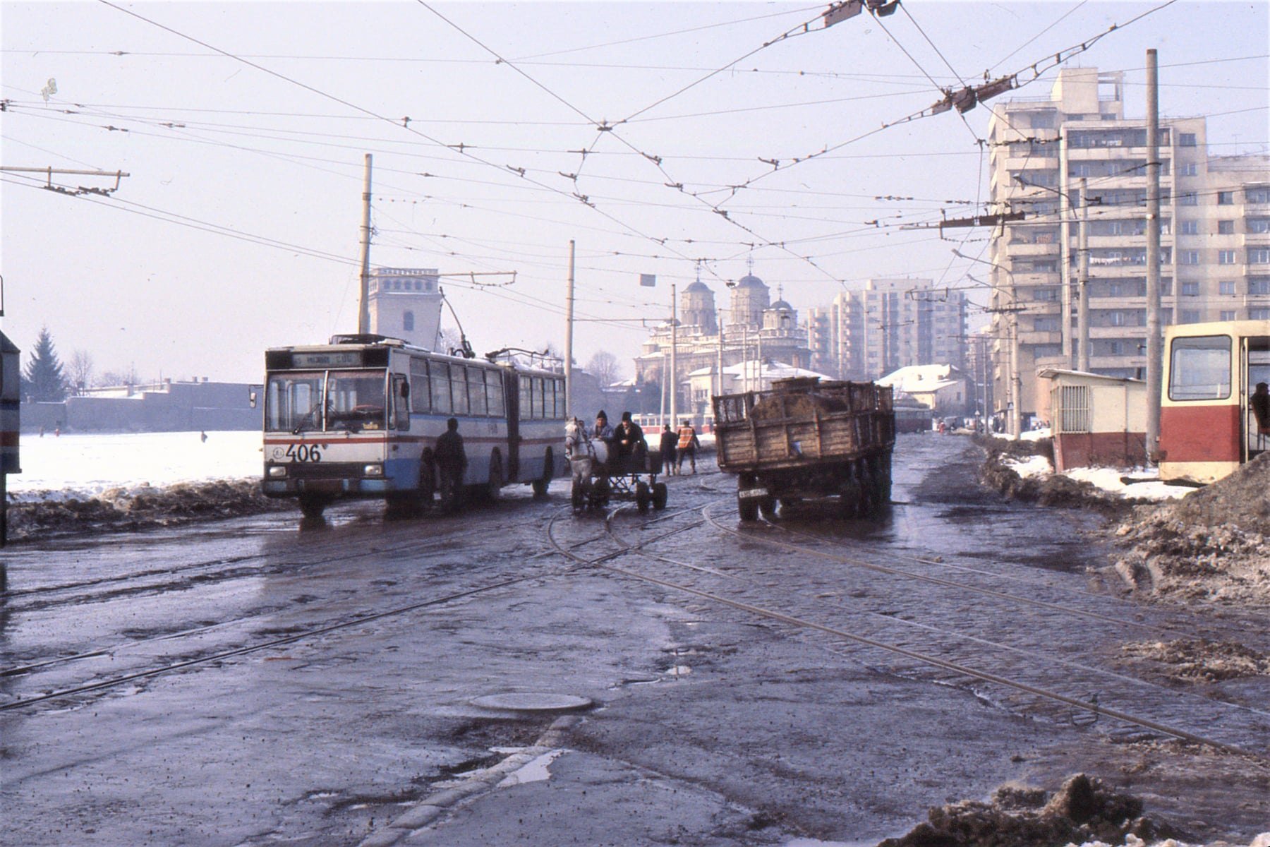  FOTO Gropi, noroaie și căruțe în Tg. Cucu. Imagine din 1988 pentru cei care mai tânjesc după comunism