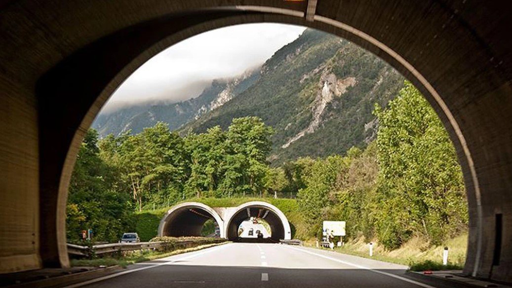  Autostrada A8 va avea 45 de tuneluri cu o lungime totală de 11 kilometri