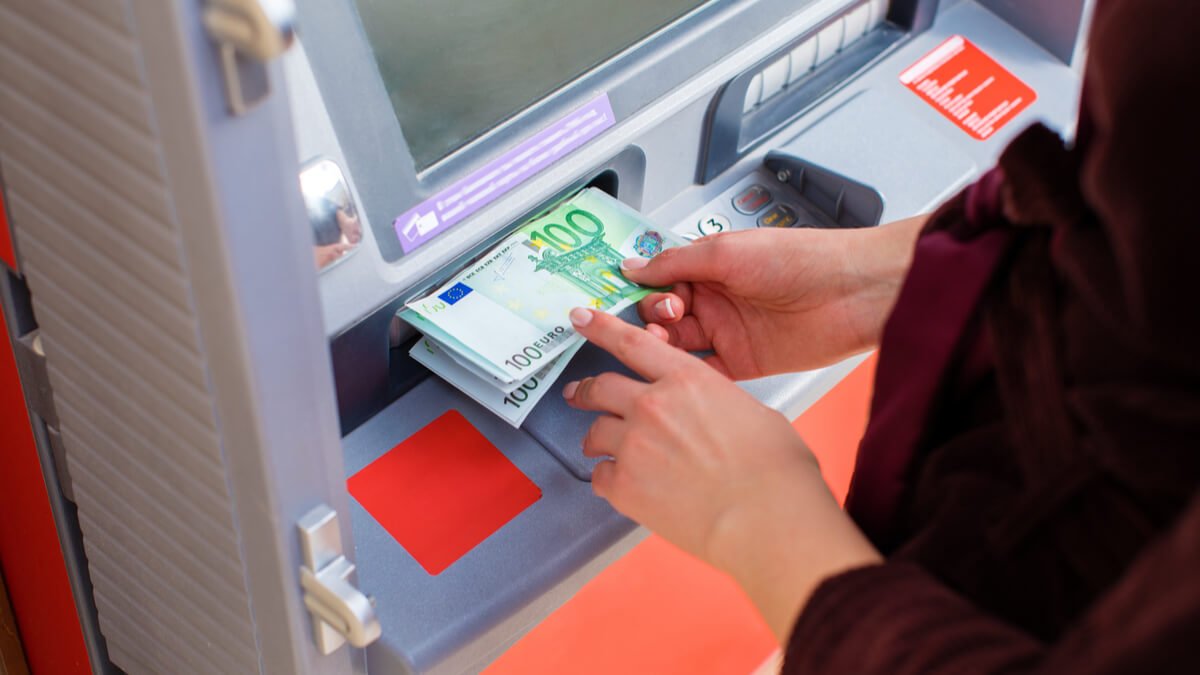  BCR introduce posibilitatea retragerii de euro din bancomate