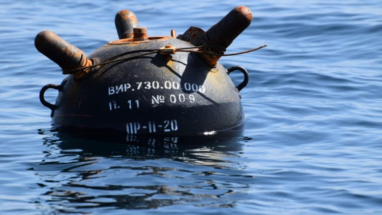  Mină de război, a treia, descoperită plutind în derivă în Marea Neagră. Intervin marinarii militari