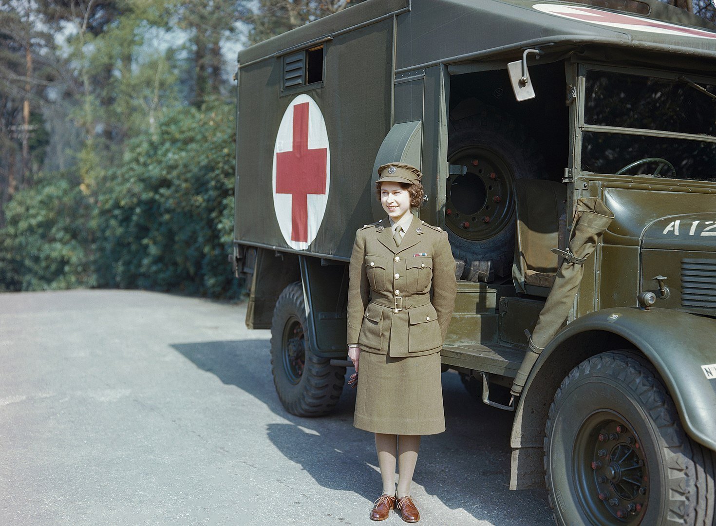  Regina Elisabeta a II-a, şofer de ambulanţă şi mecanic în al doilea război mondial