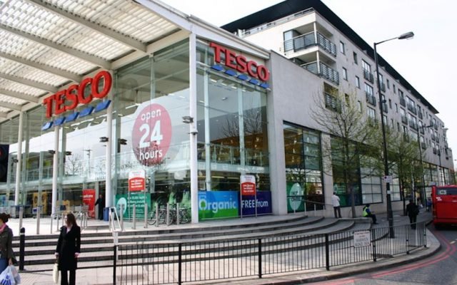  Retailerii britanici oferă gustări gratuite şi reduceri în magazine pentru a găsi angajați