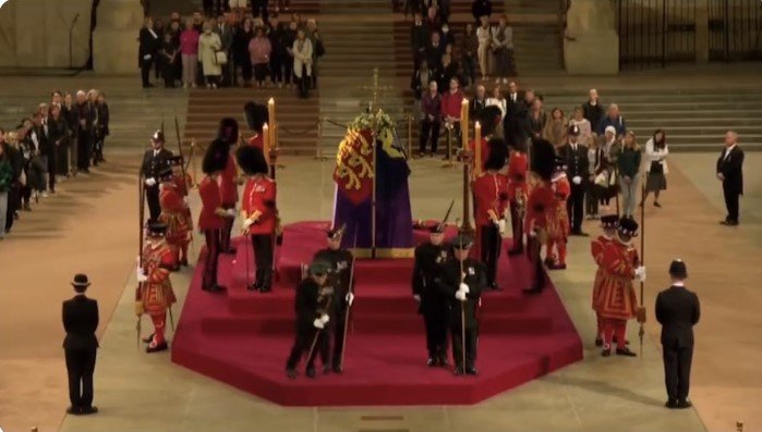  VIDEO – Un militar scoţian de la priveghiul lui Elizabeth a II-a la Westminster Hall leşină la schimbarea gărzii