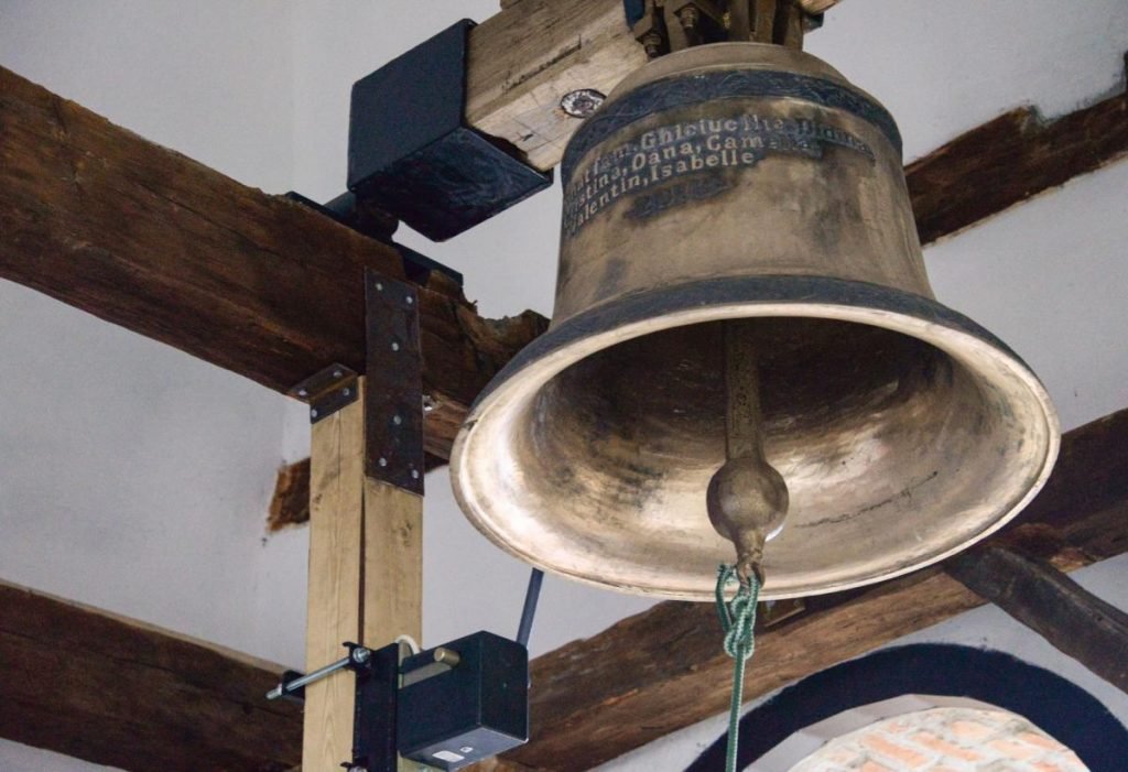  Clopotul bisericii din Hlincea a fost tăiat şi vândut la fier vechi. Pe acesta era scris numele parintelui Iustin Parvu