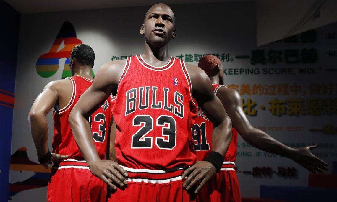  Un tricou purtat de Michael Jordan în ultimul său sezon la Chicago Bullls a fost vândut la licitaţie cu peste 10 milioane de dolari
