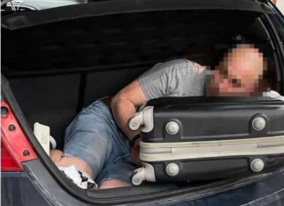  Un bărbat condamnat la 10 ani de închisoare a vrut să fugă din ţară ascuns în portbagajul unei maşini