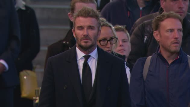  VIDEO Starul David Beckham a stat 12 ore la coadă ca să îi aducă un ultim omagiu Reginei