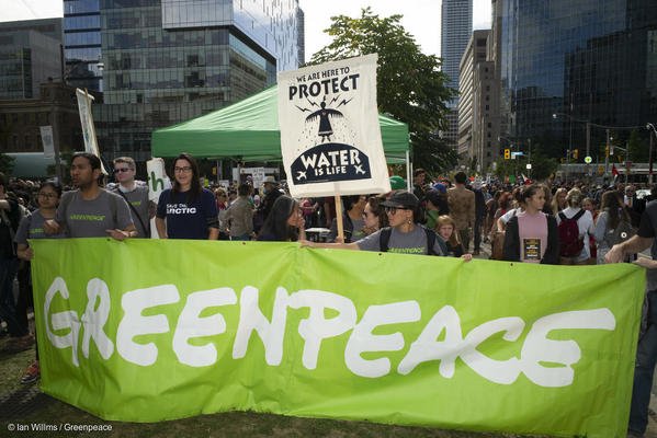  În plină criză energetică, Greenpeace atacă Comisia Europeană în Justiţie din cauza folosirii gazului şi a energiei nucleare