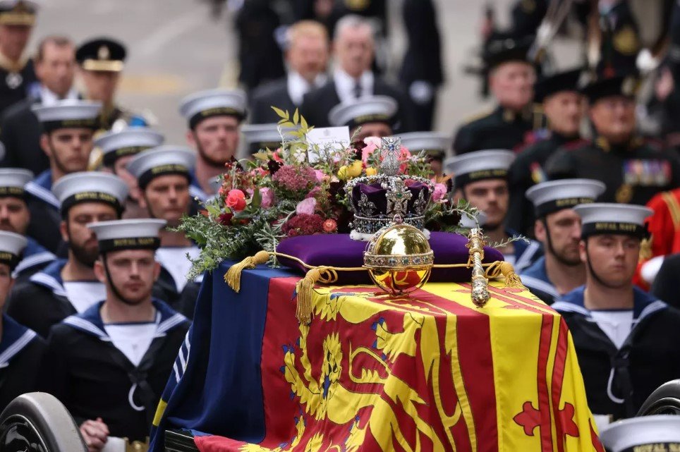  Ceremonia de înmormântare a Reginei Elisabeta a II-a: Ce semnificaţie au obiectele-simbol puse pe sicriu