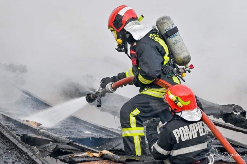  Intervenţie a pompierilor pentru stingerea unui incendiu pe strada Vasile Lupu (UPDATE)
