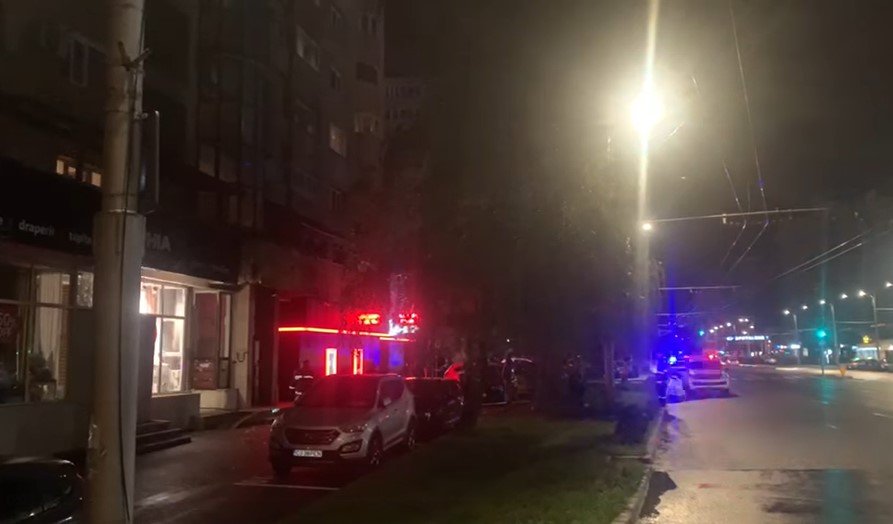  Explozie într-un bloc de apartamente: cinci persoane cu răni uşoare, duse la spital