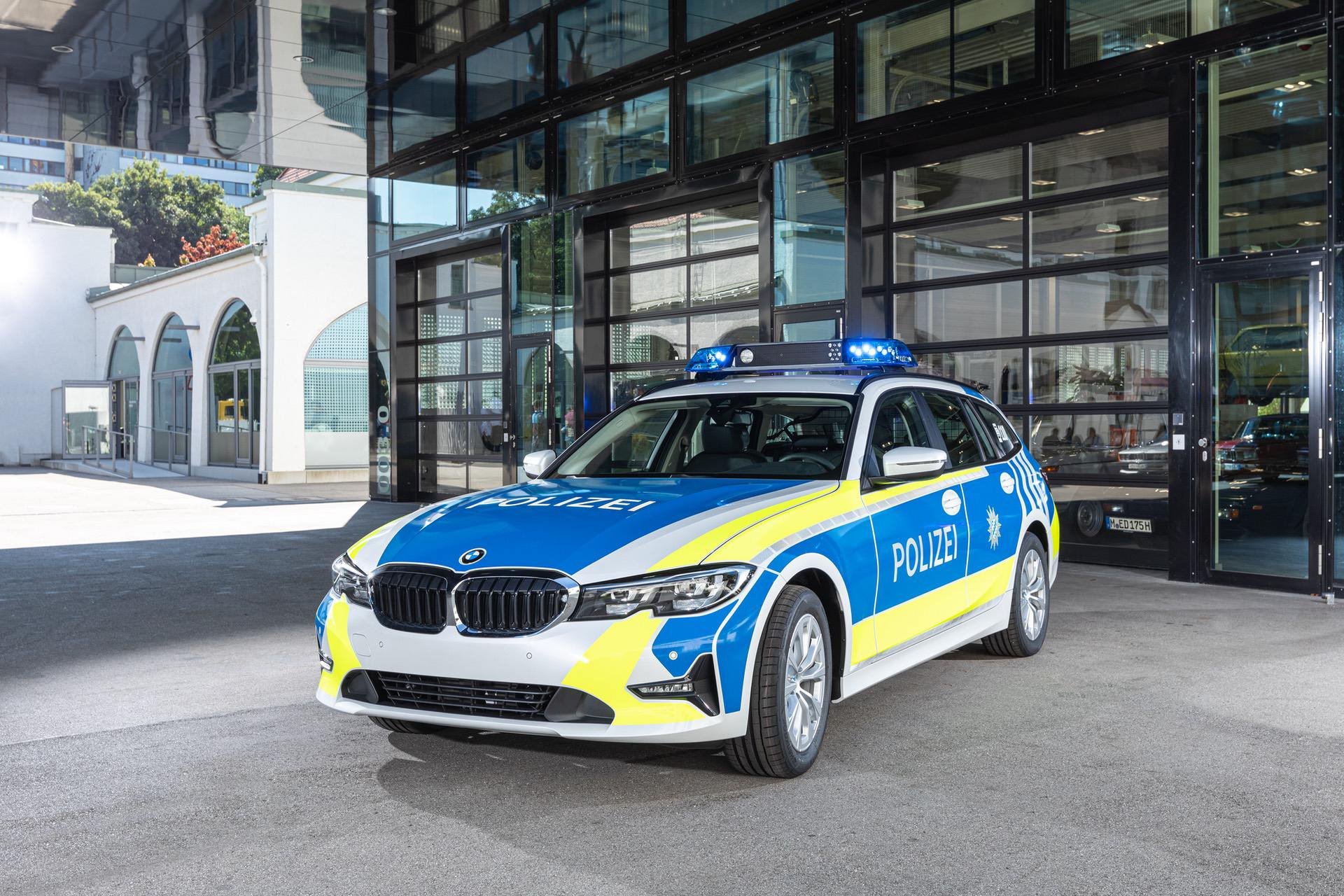  Poliţia nu mai vrea Dacii şi VW-uri, dar cumpără 600 de BMW-uri