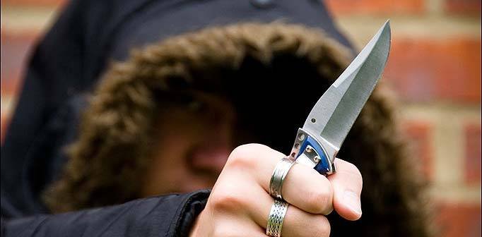  Un derbedeu de doar 14 ani a făcut ordine în parc cu un cuţit