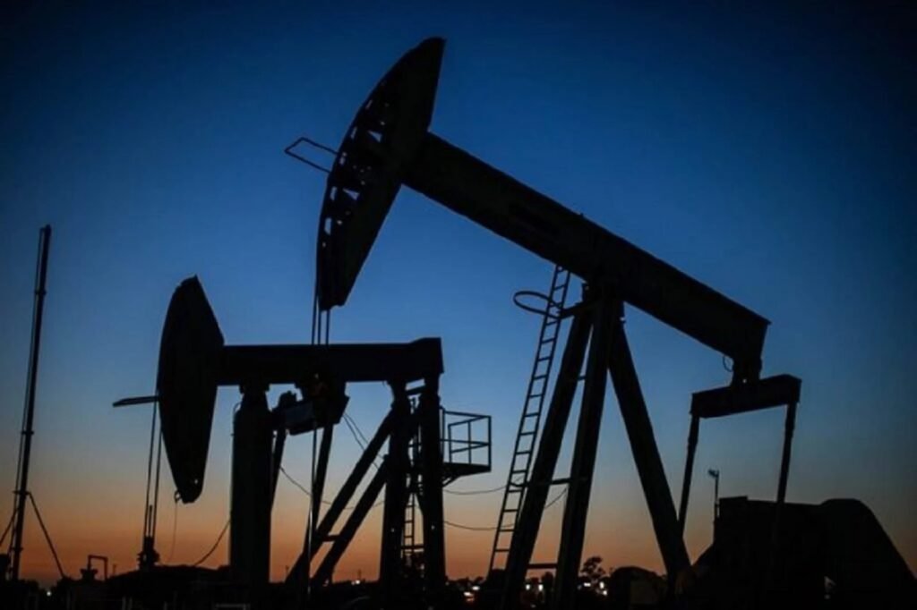  Preţurile petrolului au scăzut alături de alte active riscante, înainte cu o zi de majorarea dobânzilor