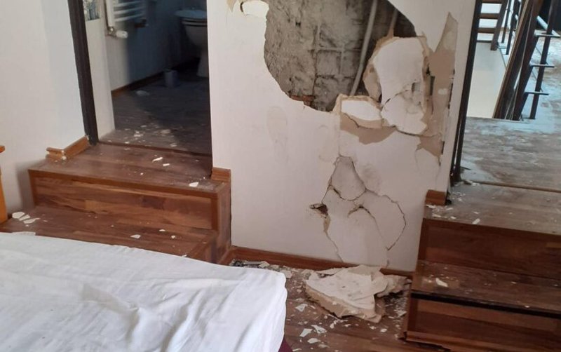  BARBARIE Doi studenţi francezi, bătuţi cu sălbăticie în apartamentul închiriat, după ce au fost extorcaţi de bani