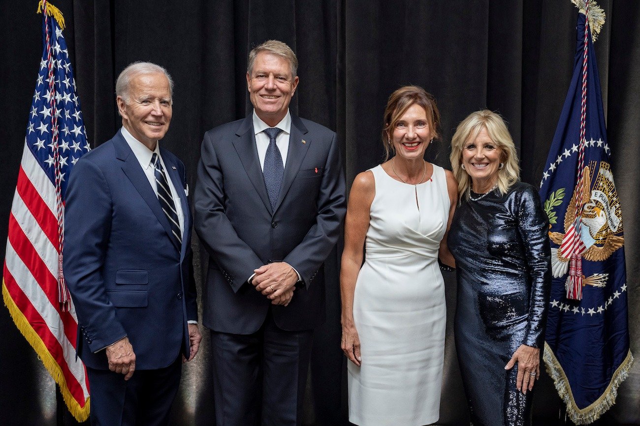  Preşedintele Klaus Iohannis, fotografie alături de Joe Biden şi de soţia acestuia