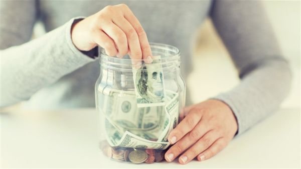  SONDAJ: Românii cu venituri mari sunt mai atenţi cu bugetul decât cei cu venituri mici
