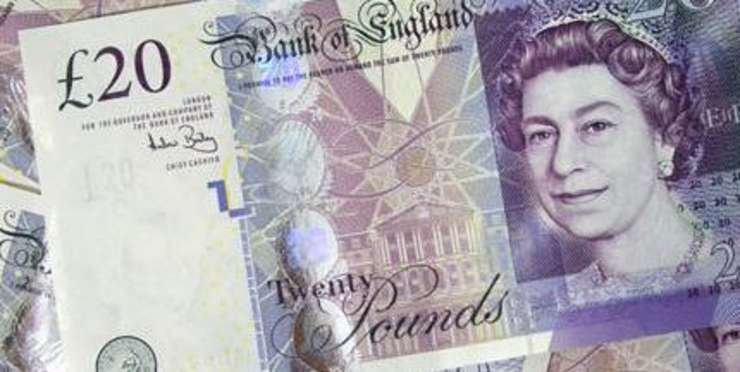  Lira sterlină se prăbuşeşte în faţa dolarului