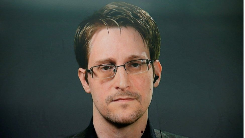  Putin îi acordă cetăţenia rusă agentului american Edward Snowden