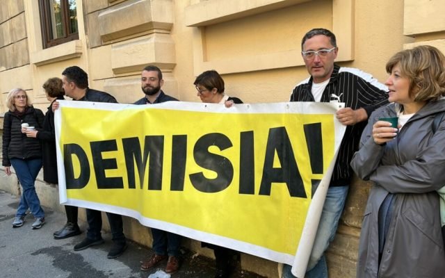  Protest la Ministerul Educaţiei: Zeci de personalități cer demisia lui Cîmpeanu acuzat de plagiat
