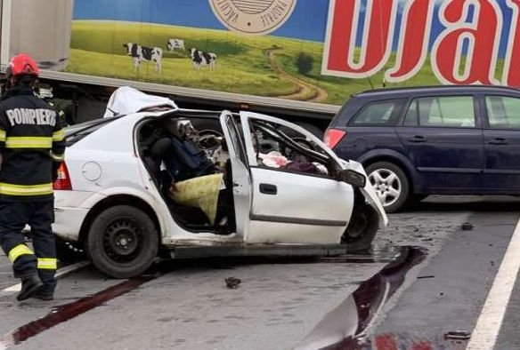  Mureş: Doi morţi şi doi răniţi într-un accident între două autoturisme şi un TIR