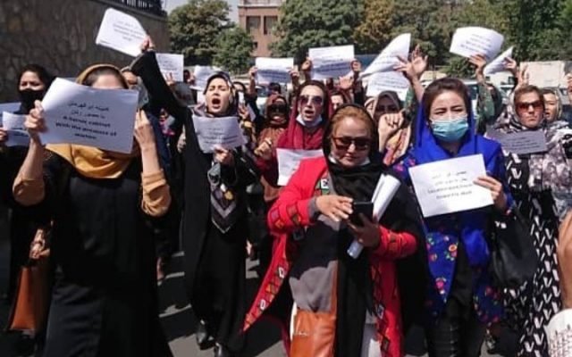  Afganistan :Talibanii au tras focuri de armă pentru a dispersa o manifestaţie în sprijinul femeilor iraniene