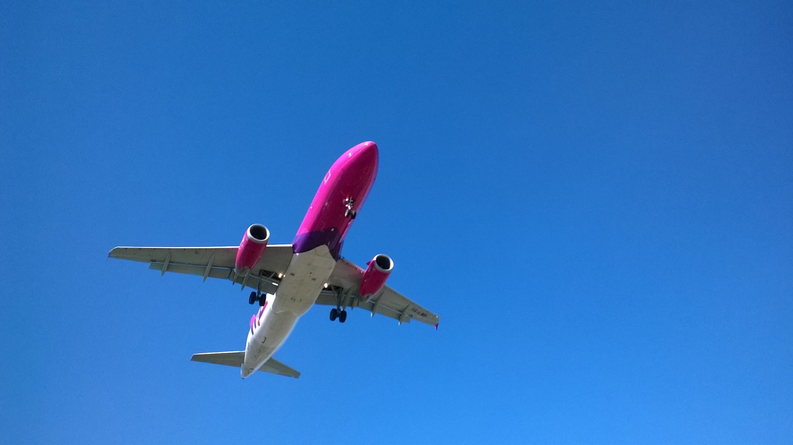  Wizz Air profită de punerea la pământ a Blue Air şi reintroduce bilete cu tarife speciale