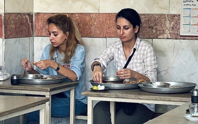  O femeie care mânca într-un restaurant fără să poarte hijab a fost arestată de forţele de securitate iraniene