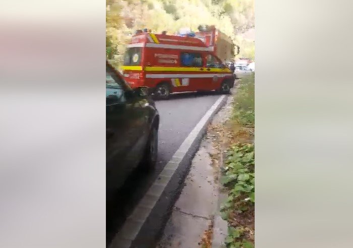  VIDEO – Şofer rănit grav după ce un bolovan s-a desprins din Defileul Jiului şi a căzut peste maşina sa