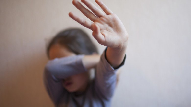  Copilă de 9 ani, violată în şcoală de un coleg. Apel la 112