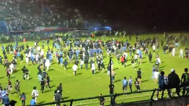  Mesajul FRF după tragedia din Indonezia: Incidentele regretabile care au avut loc la partida menţionată nu au ce căuta pe un stadion de fotbal