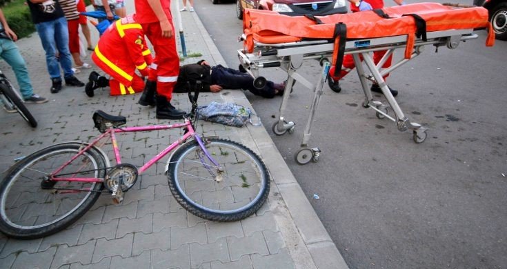  O ambulanţă cu sistemele luminoase în funcţiune a izbit mortal un biciclist