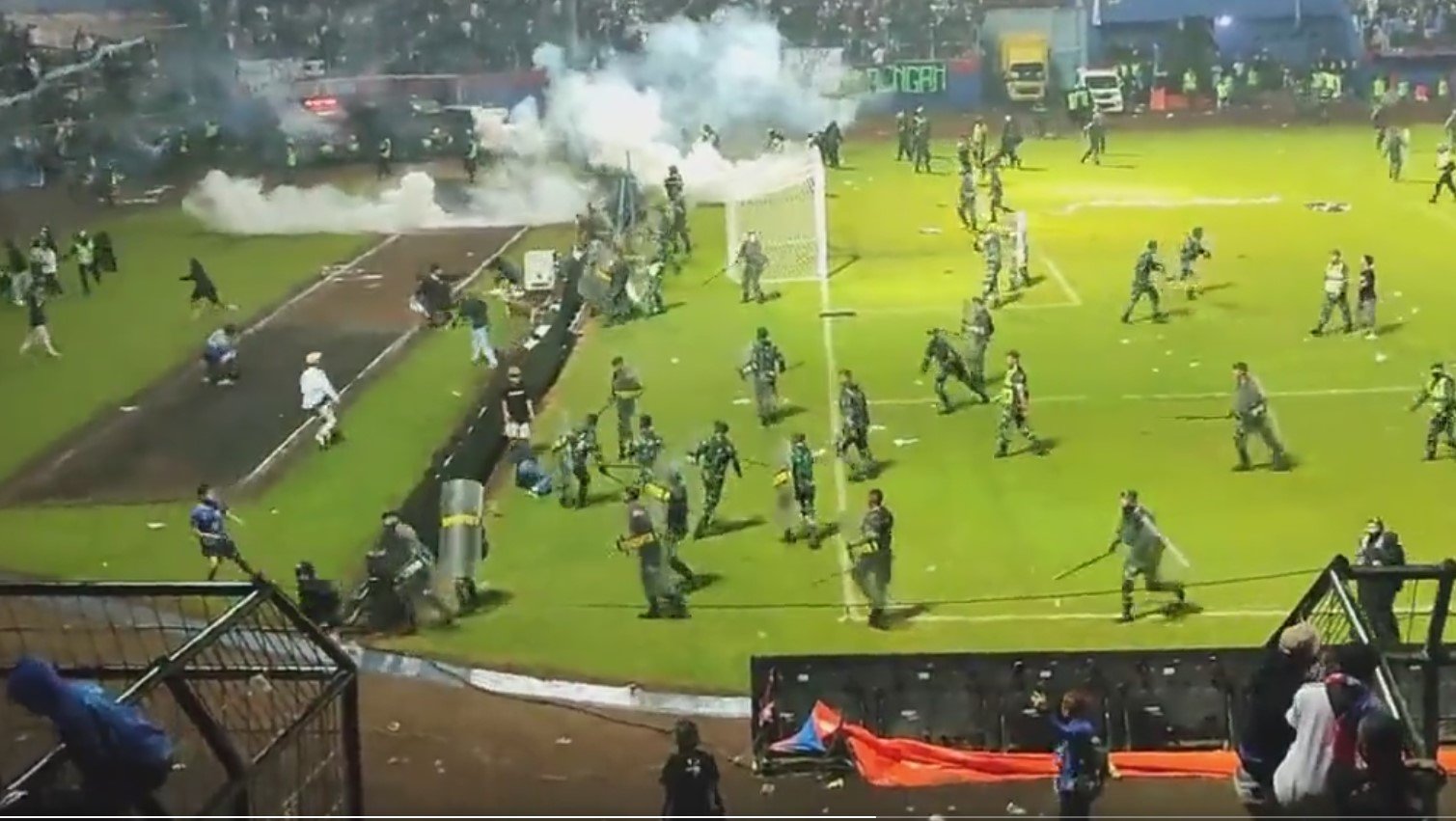  Tragedie: Cel puţin 32 de copii au murit în busculada de pe stadionul din Indonezia