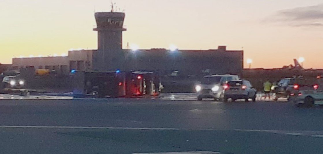  O autospecială de pompieri s-a răsturnat în timp ce se deplasa pe platforma aeroportului