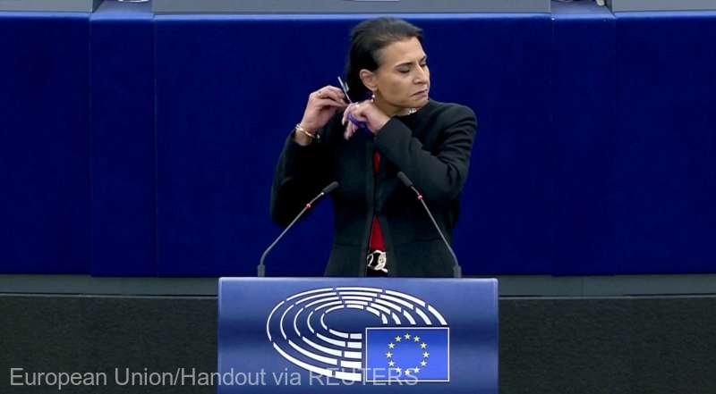  O eurodeputată suedeză şi-a tăiat părul în timpul discursului din Parlamentul European