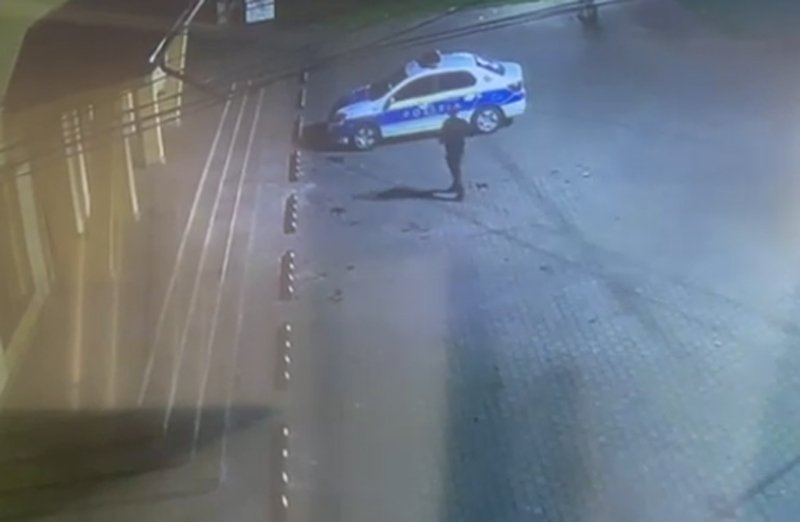  VIDEO Pe polițiști cine îi apără? Mașina lor, prădată în timp ce era parcată în curtea instituției