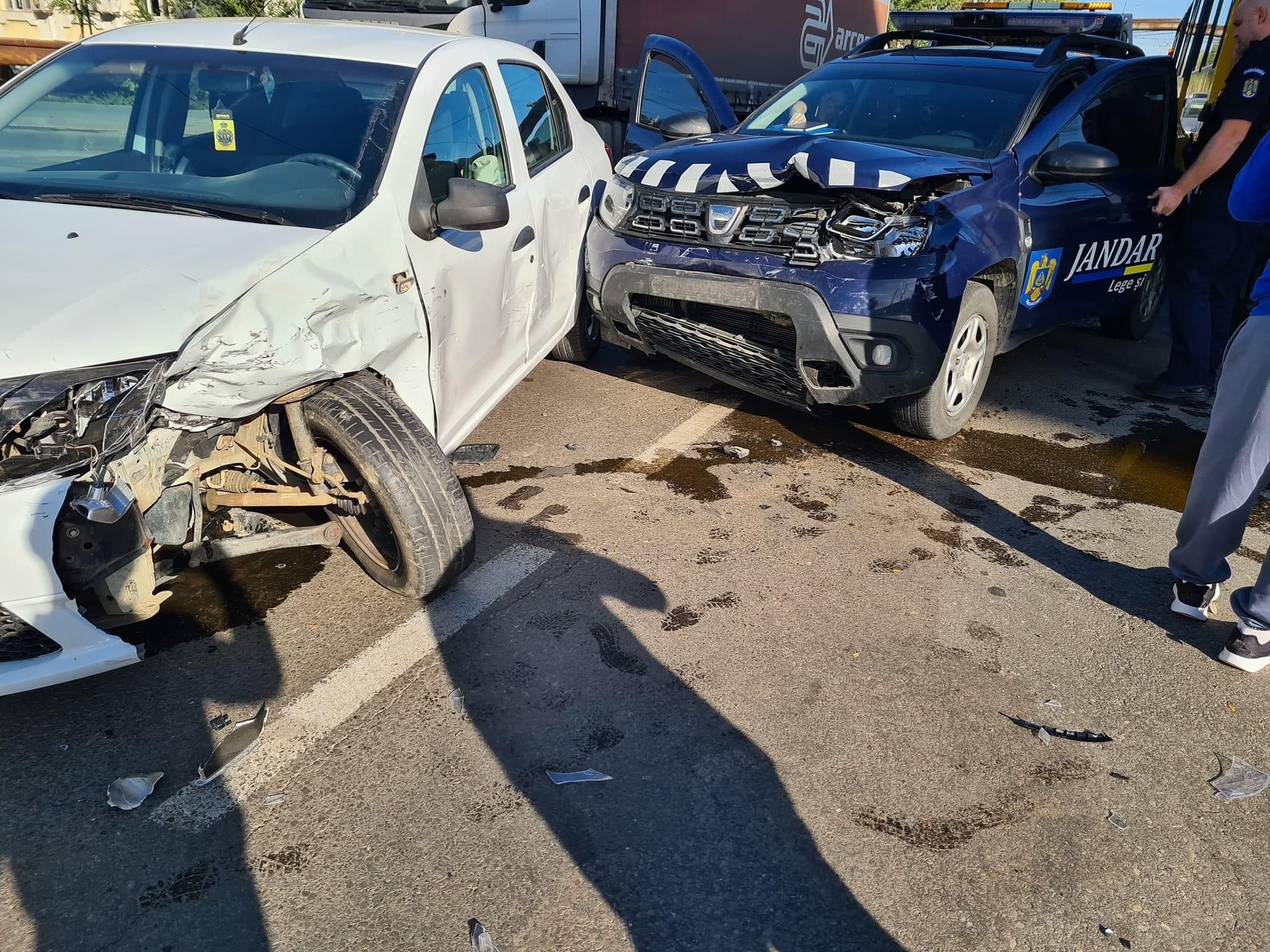  Maşină de la Jandarmerie, implicată într-un accident în Metalurgie – FOTO