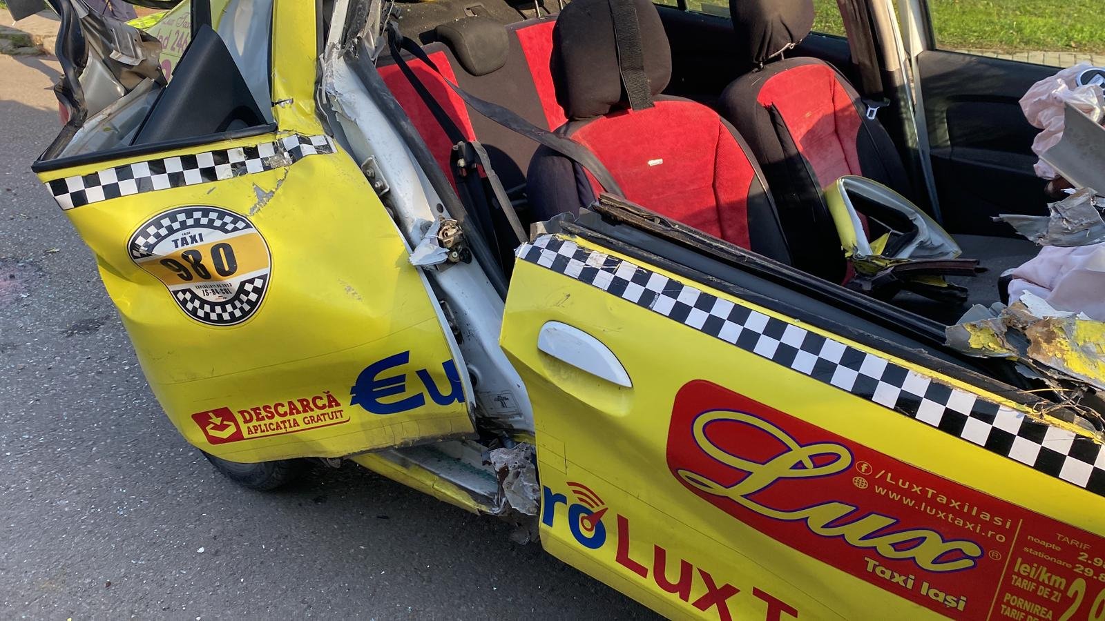  FOTO – Un buldoexcavator s-a înfipt dimineaţă în zona Păcureţ într-un taxi care circula regulamentar