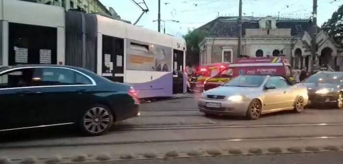  Timişoara: Accident între un tramvai şi două maşini, după ce o femeie vatman a uitat să schimbe macazul