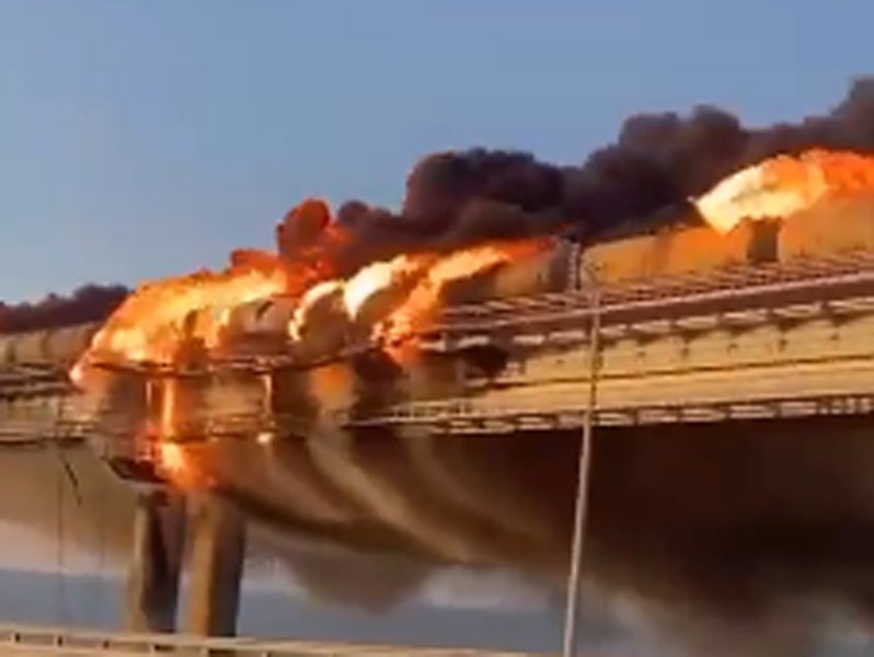  VIDEO Podul Kerci, ce leagă Rusia de Crimeea, în flăcări