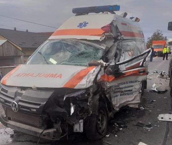  Coliziune dură între două autovehicule şi o ambulanţă pe drumul morţii: cinci persoane au fost rănite