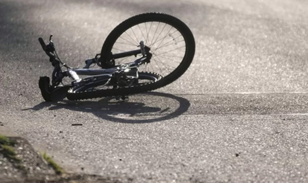 Un biciclist s-a trezit cu o portieră deschisă brusc în față în apropierea unei treceri de pietoni. 60.000 de lei despăgubiri